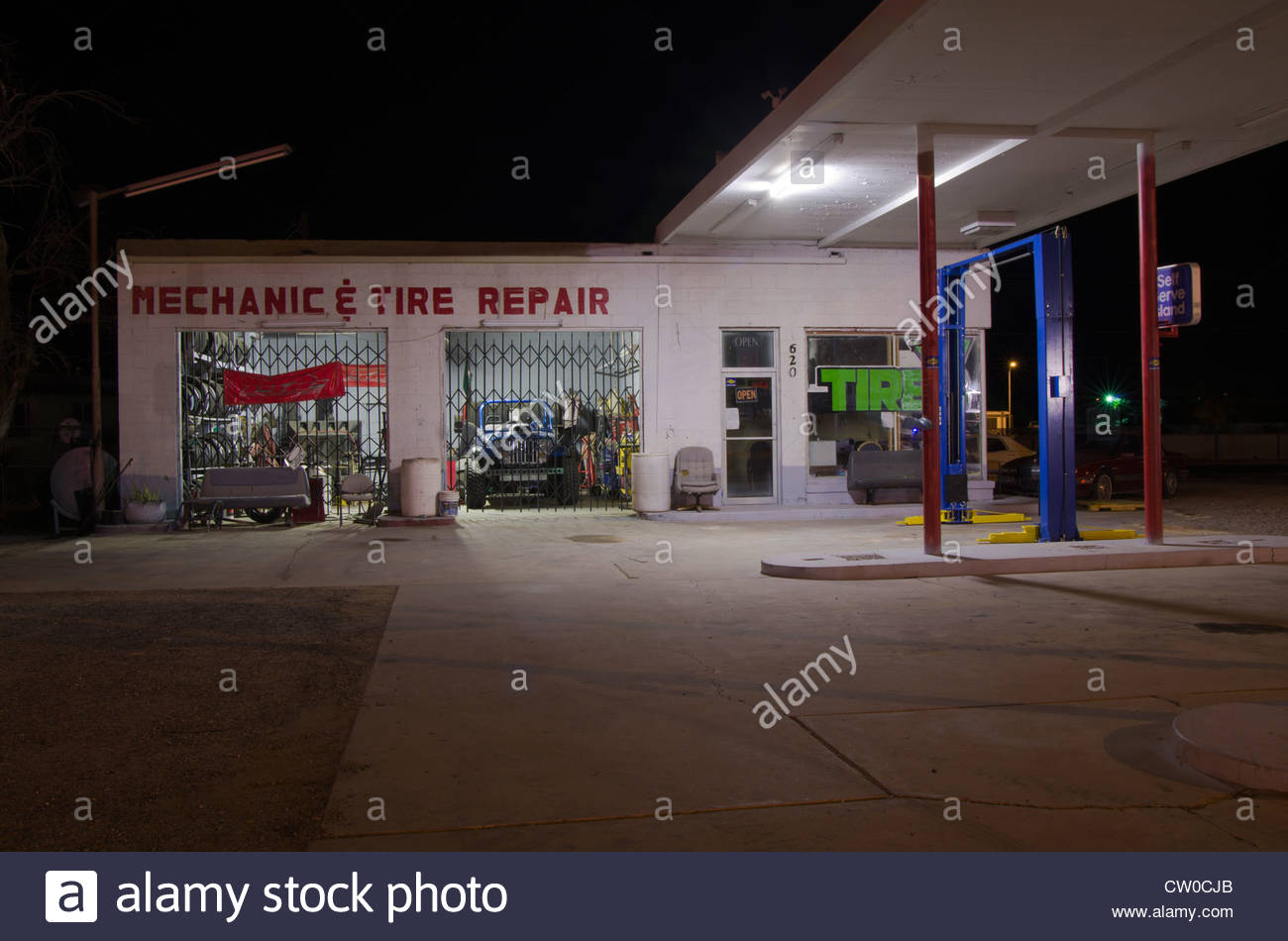 Gas Station Mechanic High Resolution Stock Photography and Images Alamy