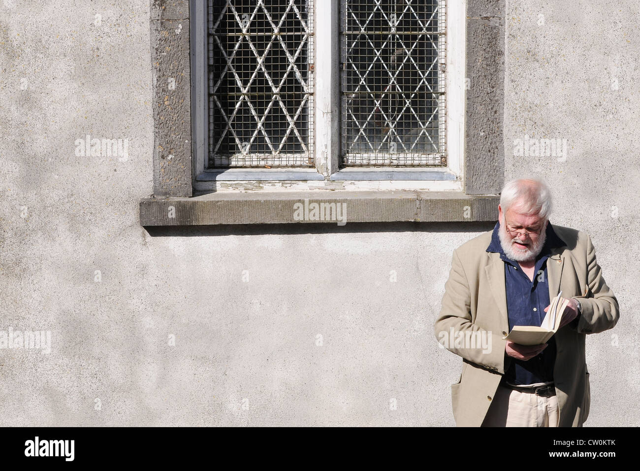 Michael Longley, CBE, reading one of his poems at the 3rd Feis Teamhra at the Hill of Tara, Ireland Stock Photo