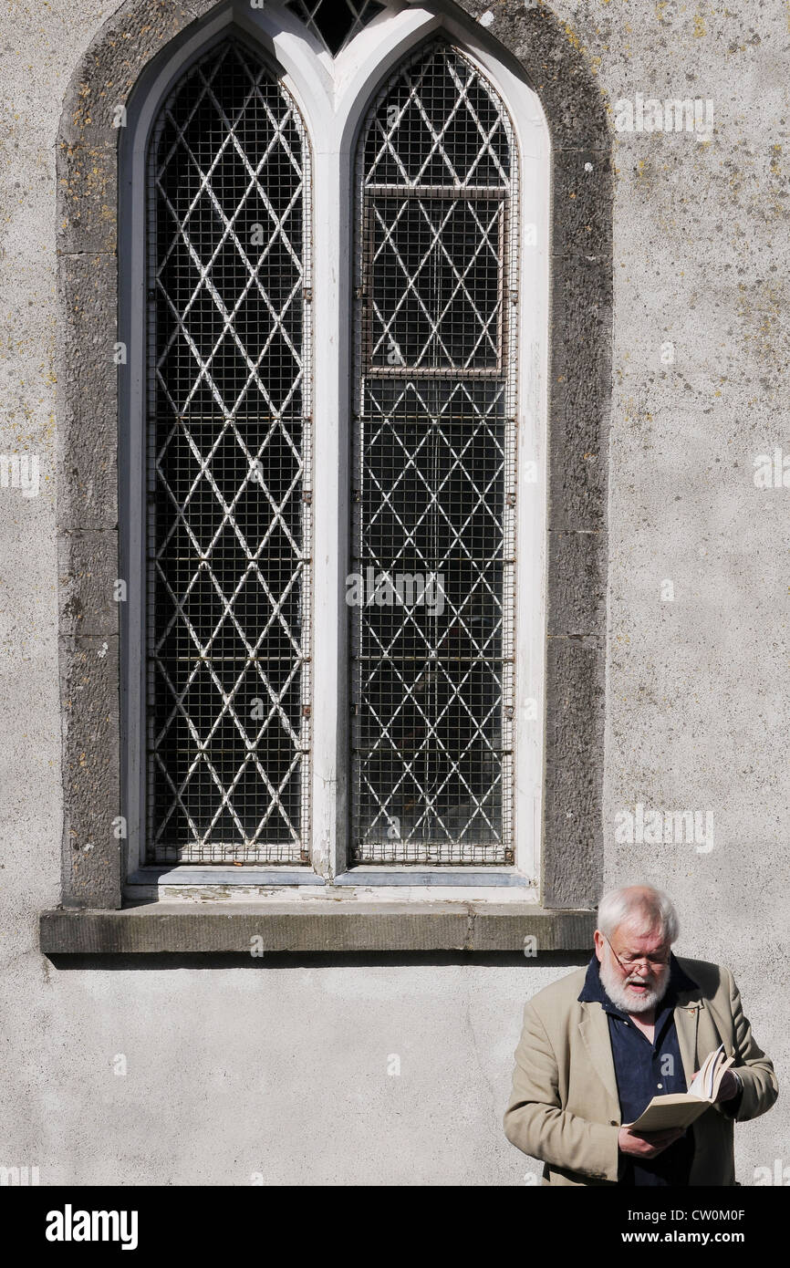 Michael Longley, CBE, reading one of his poems at the 3rd Feis Teamhra at the Hill of Tara, Ireland Stock Photo