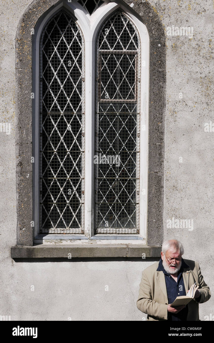 Michael Longley, CBE, reading one of his poems at the 3rd Feis Teamhra at the Hill of Tara, Ireland Stock Photo