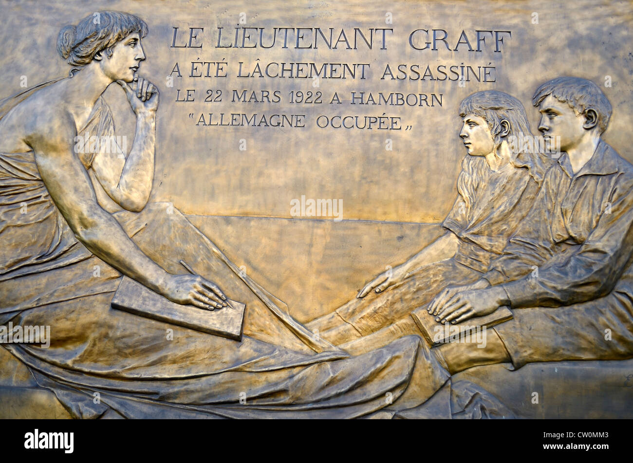 PLAQUE IN LIEGE TO LIEUTENANT GRAFF WHO WAS ASSASSINATED ON A TRAM IN  HAMBORN IN 1922. LIEGE. BELGIUM. EUROPE Stock Photo - Alamy