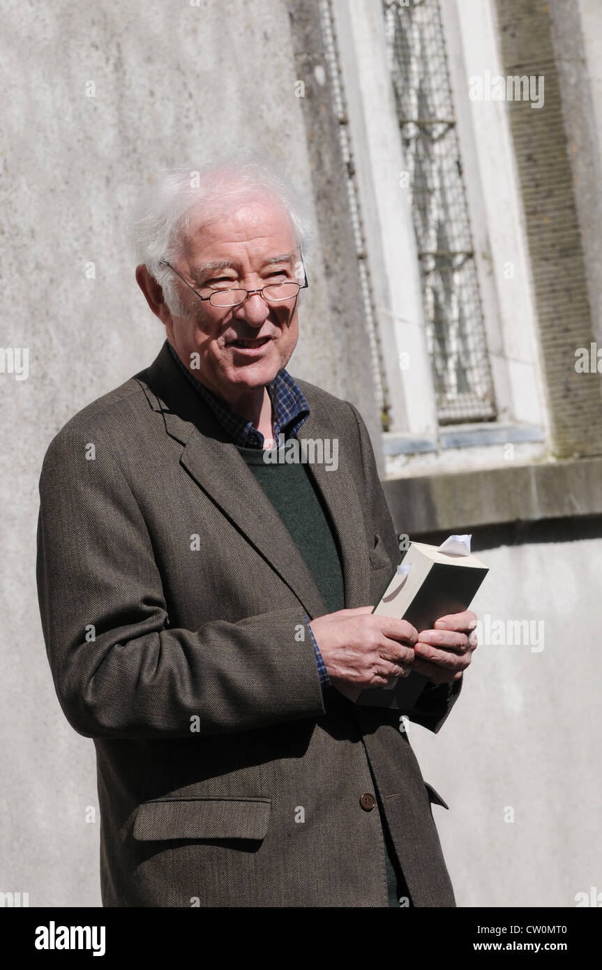 Seamus Heaney , Nobel Laureate reading from his book of poetry, Hill of Tara, Ireland Stock Photo