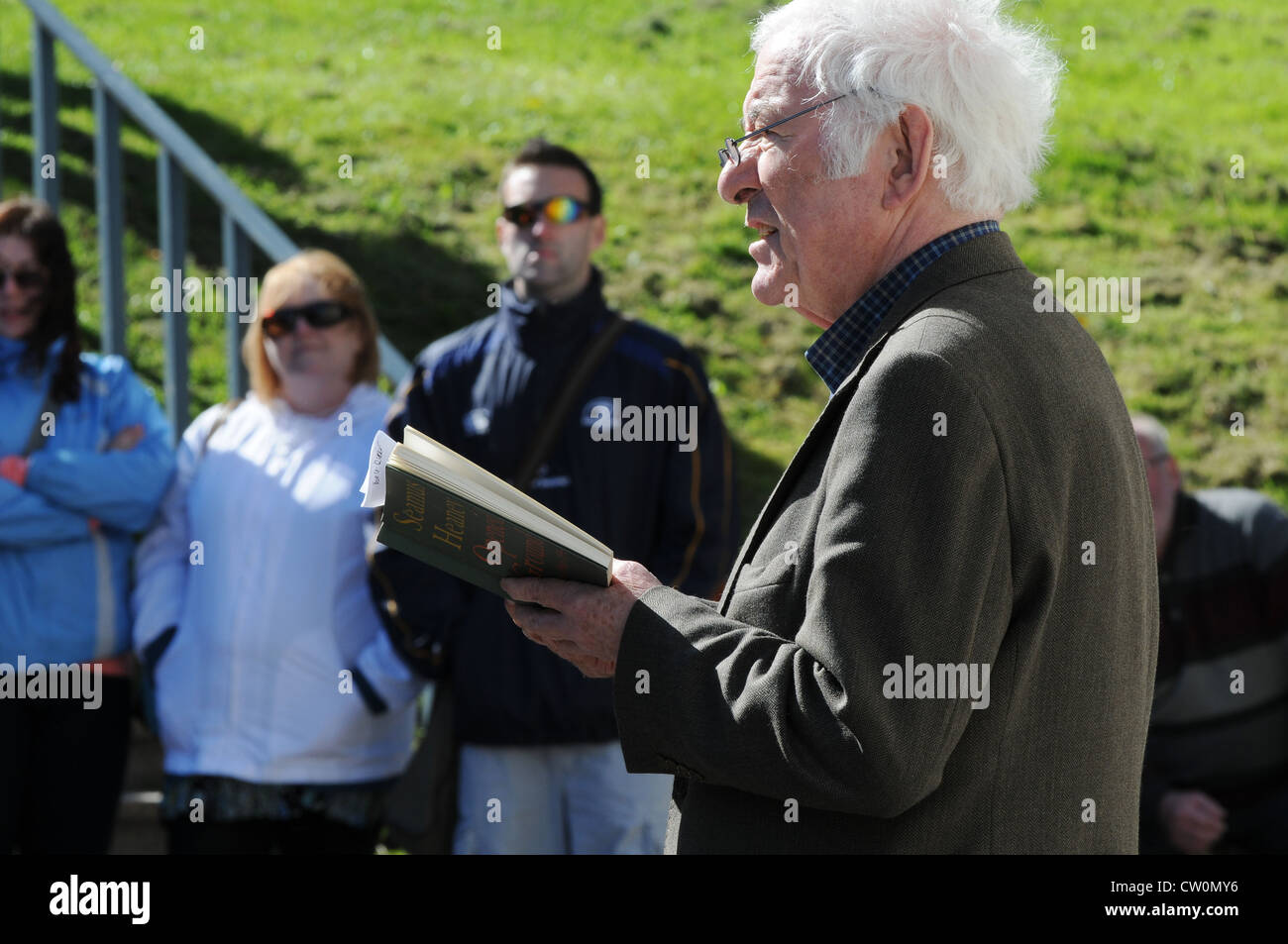 Seamus Heaney , Nobel Laureate reading from his book of poetry Opened Ground Selected Poems, 1966-1996, Hill of Tara, Ireland Stock Photo