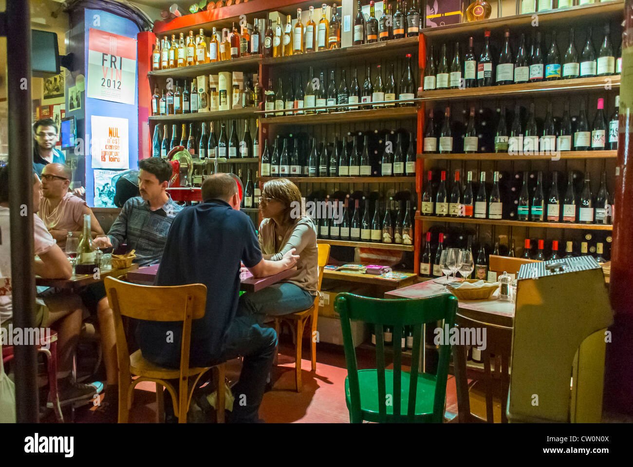 Paris, France, Young People Sharing Meals in French WIne Bistro Café  Restaurant, "Le Verre Volé", in the Canal Saint Martin Area interior,  bistrot Stock Photo - Alamy