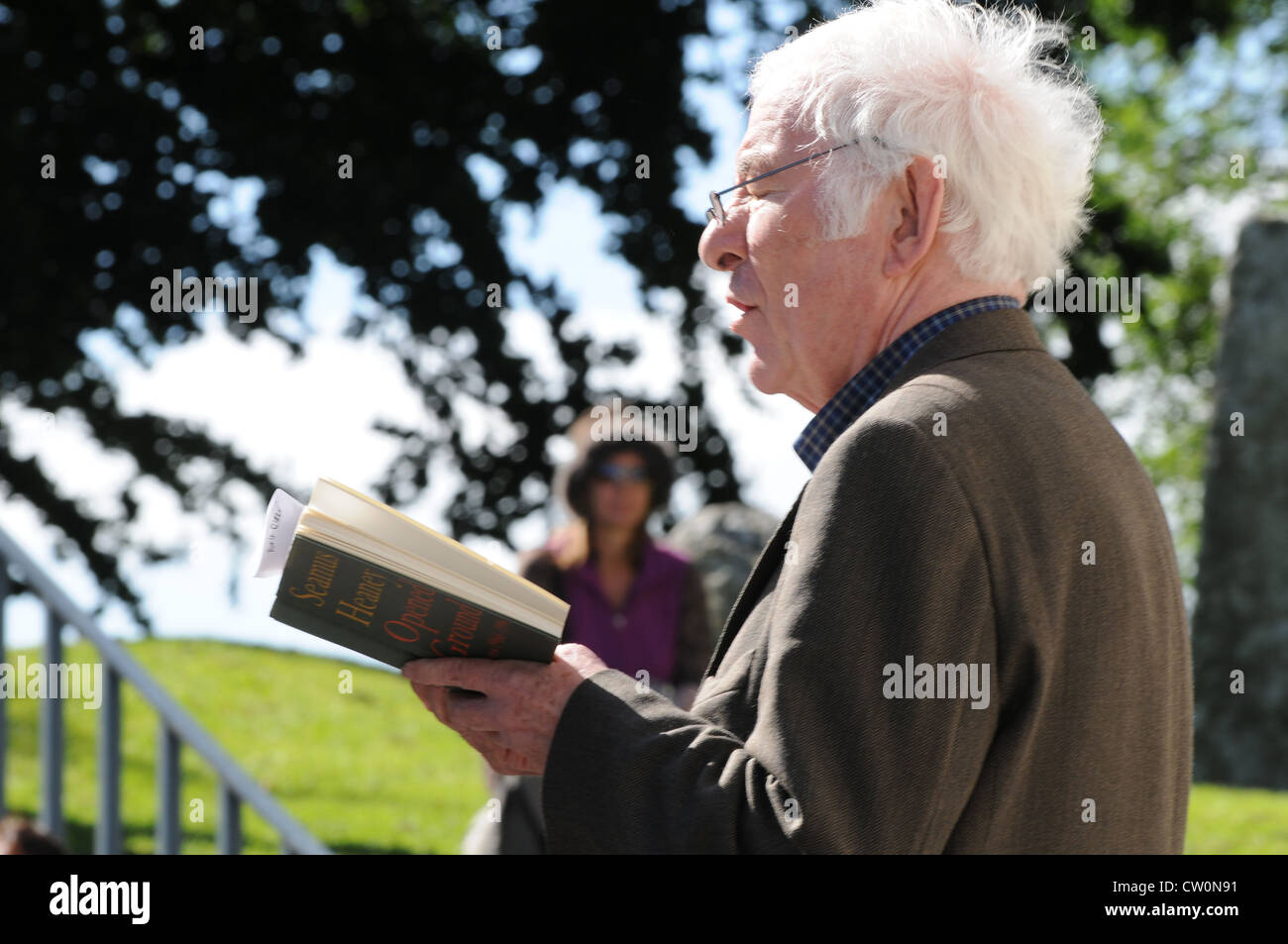 Nobel Laureate Seamus Heaney poet, reading at the 3rd Feis Teamhra at the Hill of Tara, Ireland Stock Photo