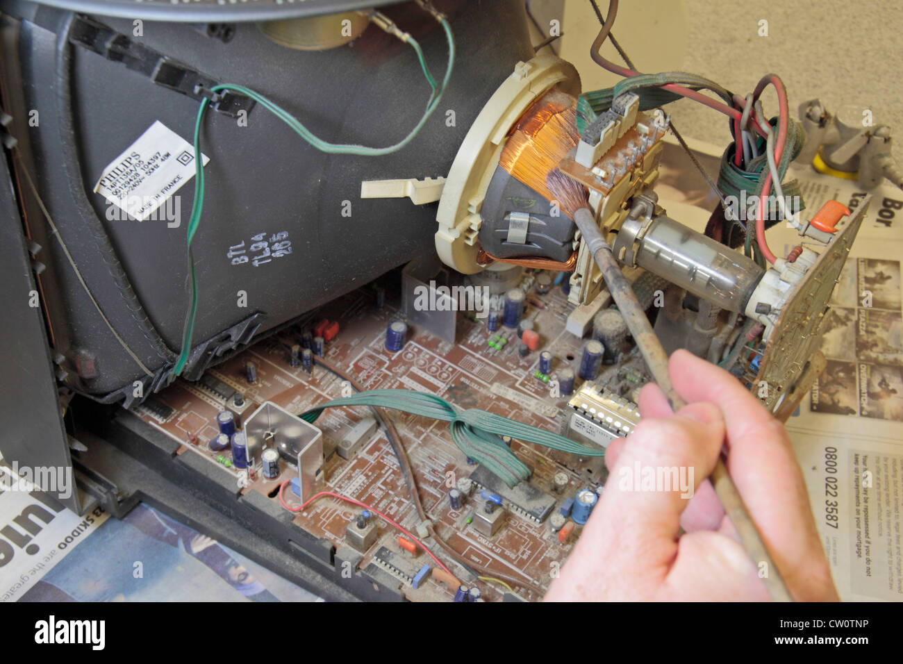 Close up view of the vacuum tube, electron gun and general wiring of an