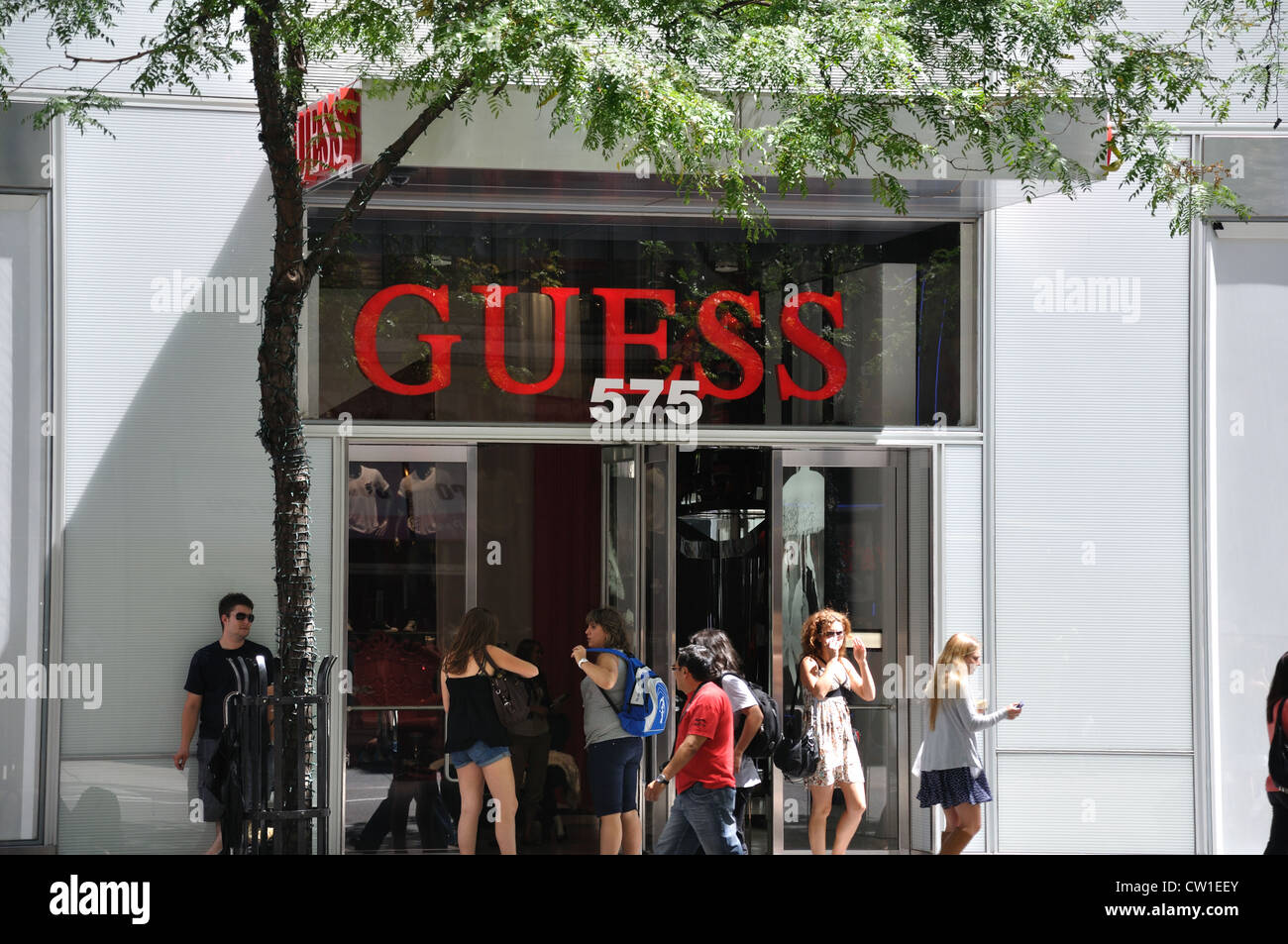 skak Tegn et billede sindsyg Guess store, New York, USA Stock Photo - Alamy
