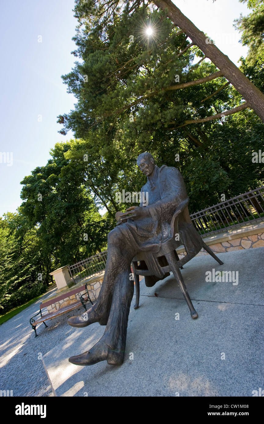 Palace and museum in Opinogora, Mazovia, Poland. Statue of sitting Zygmunt Krasinski by Mieczyslaw Welter. Stock Photo