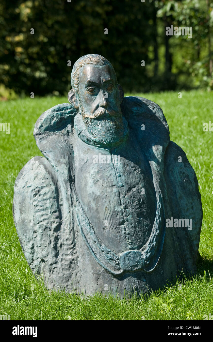 Palace and museum in Opinogora, Mazovia, Poland. Bust of Jan Kochanowski by Mieczyslaw Welter. Stock Photo