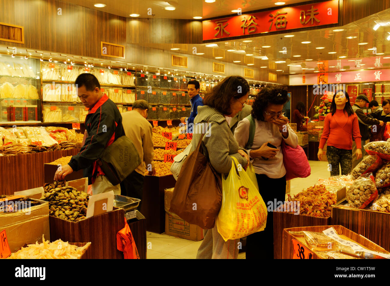People shopping in a chinese health food shop in Hong Kong Stock Photo