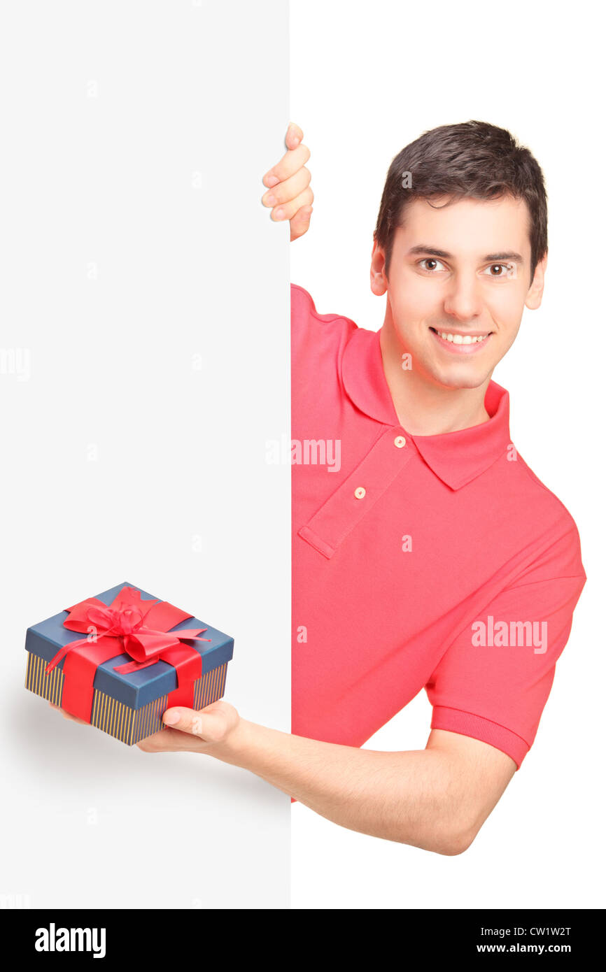 Мужчина с подарком в руках. Человек держит подарок. Девки в подарок. Девушка держит подарок. Человек с подарком референс.