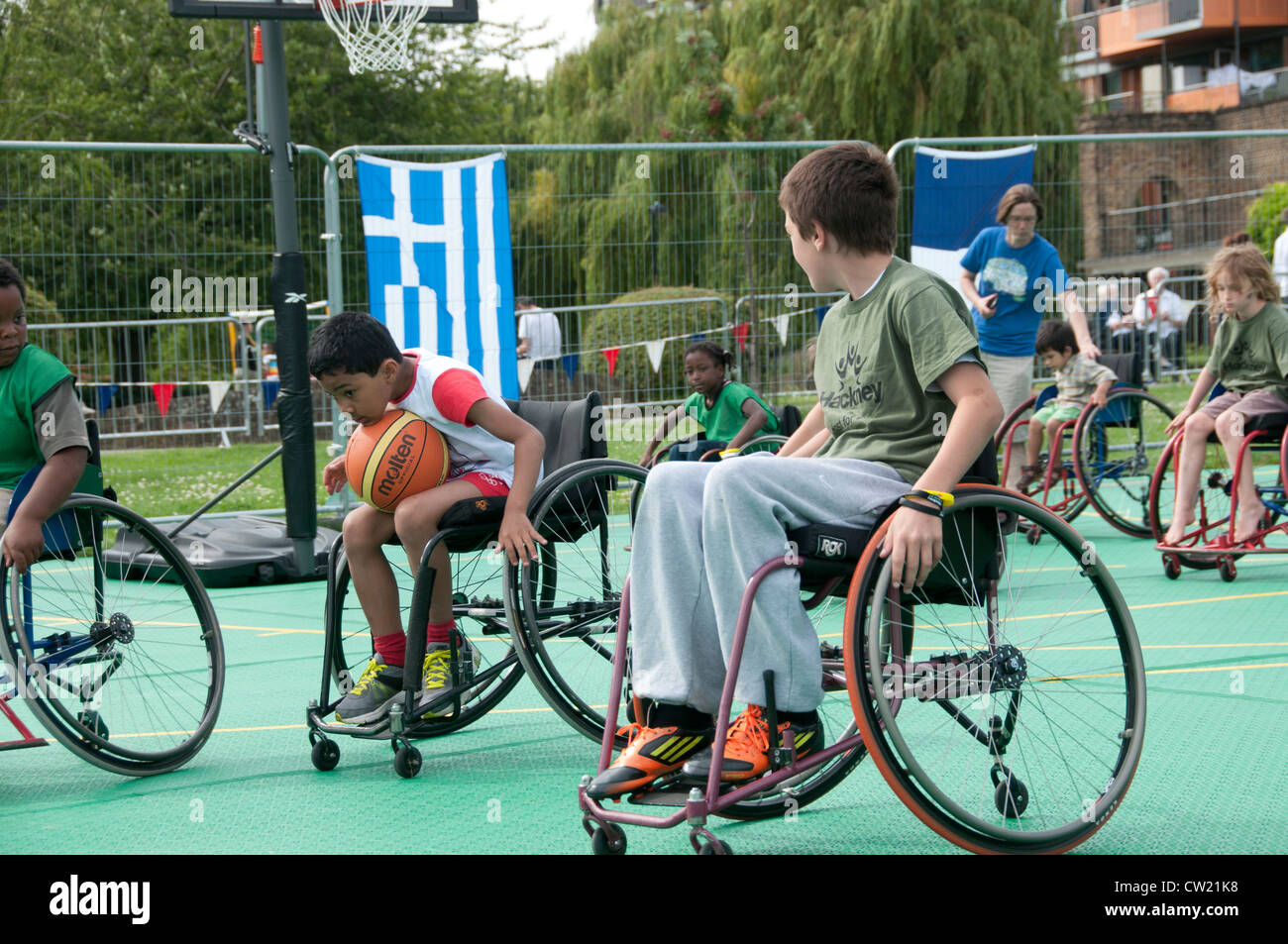 Haggerston Park Live Olympic screen. Able bodied children have the opportunity to play wheelchair basketball Stock Photo