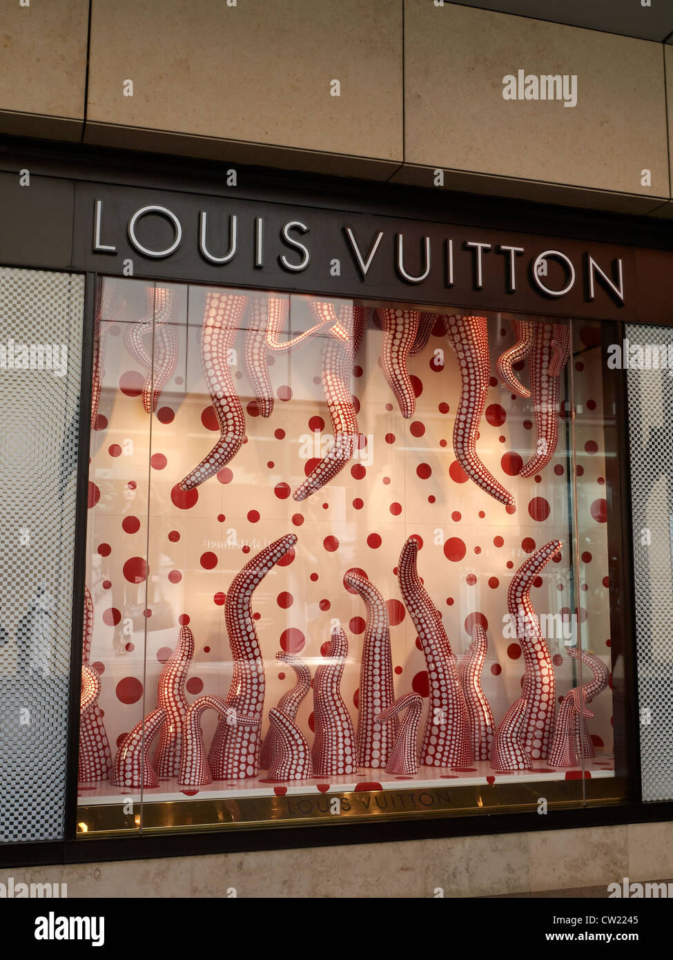 Erobre Slagskib Overbevisende Louis Vuitton window display in Manchester UK Stock Photo - Alamy