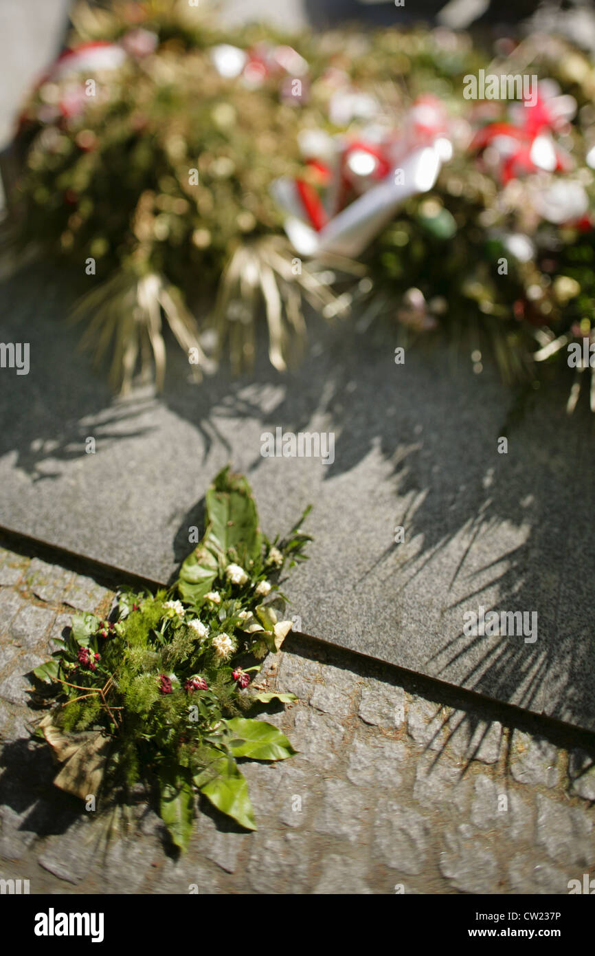 Flowers on memorial to 22,000 Polish officers massacred at Katyn by Russia's NKVD during World War 2, Wroclaw (Breslau), Poland. Stock Photo