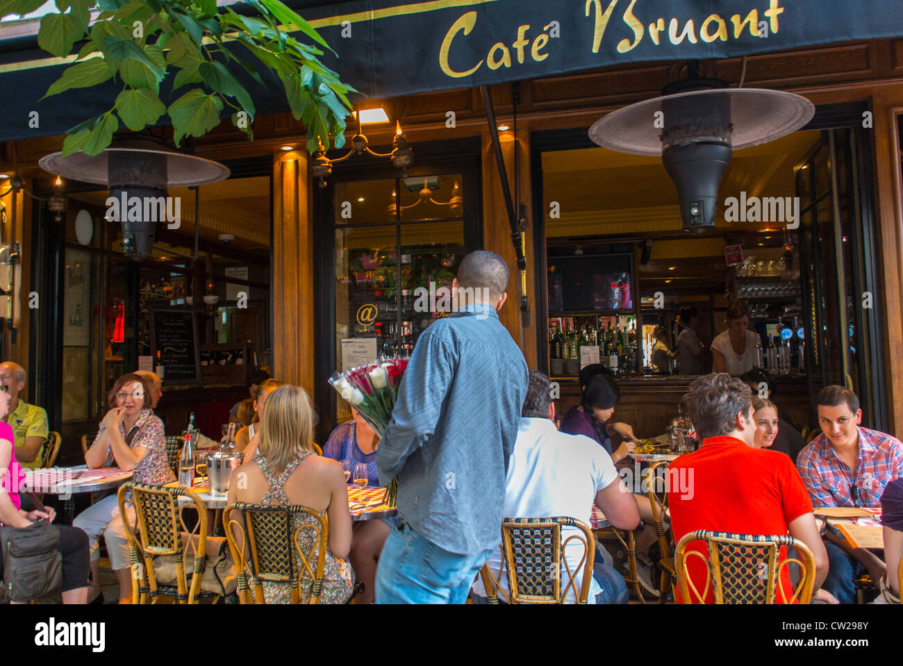 Paris, France, People Sharing Drinks in Abesses Montmartre Area, French Bistro, 'Café Bruant' Restaurant Terrace, french cafe exterior Stock Photo