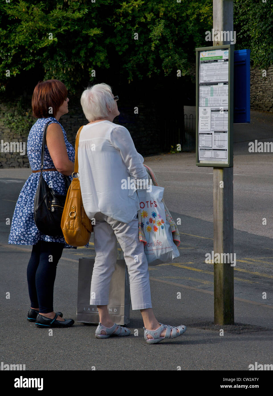 Women bus stop uk hi-res stock photography and images - Alamy