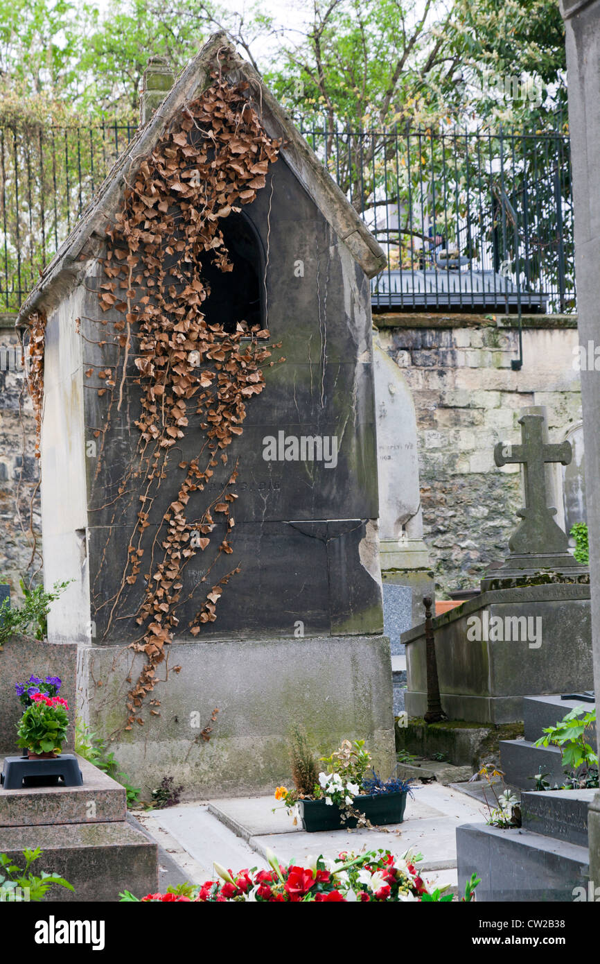 Old tomb with dead ivy, Pere Lachaise cemetery, Paris, France Stock Photo