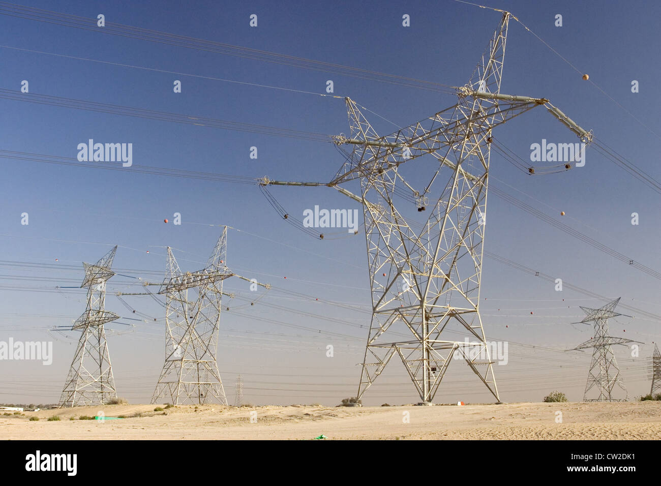 Dubai, electricity pylons in the desert Stock Photo Alamy