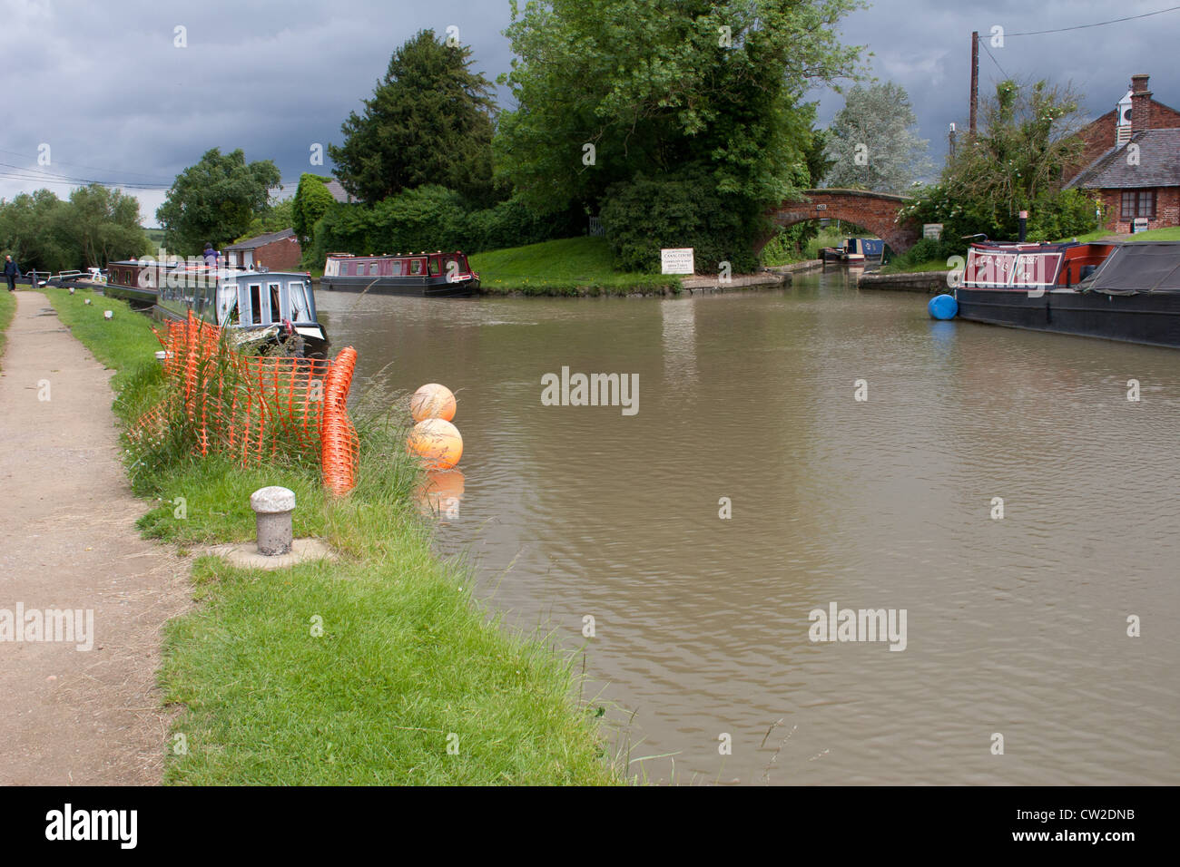 Oxford canal near Hillmorton lock and the canal centre across the bridge No 70 Stock Photo