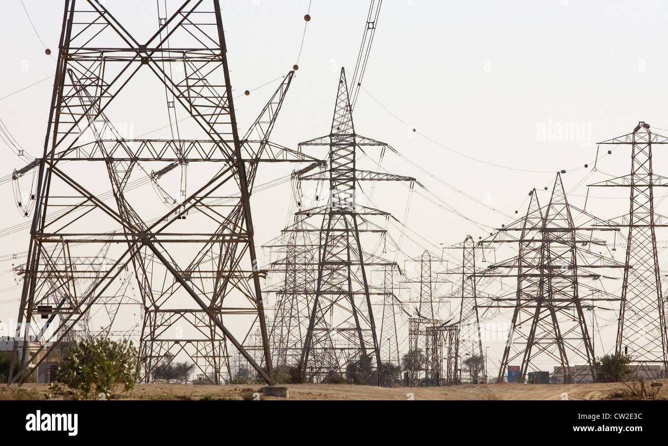 Dubai, electricity pylons in the desert Stock Photo Alamy