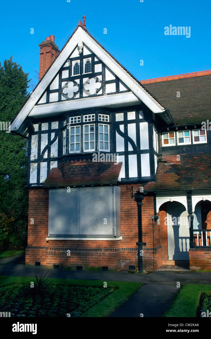 Mock tudor house hi-res stock photography and images - Alamy