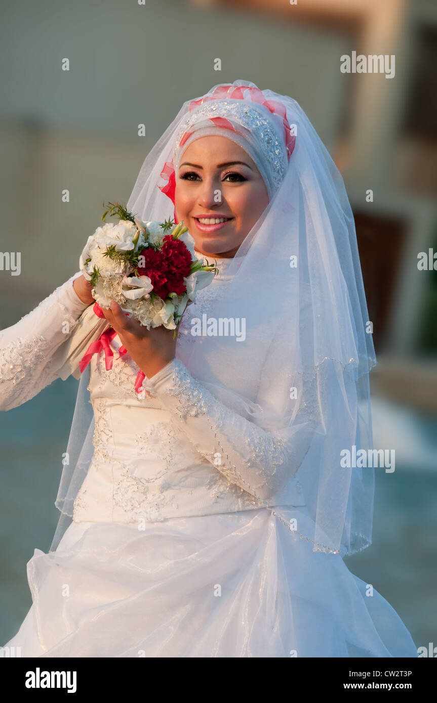 Muslim brides hi-res stock photography and images - Alamy
