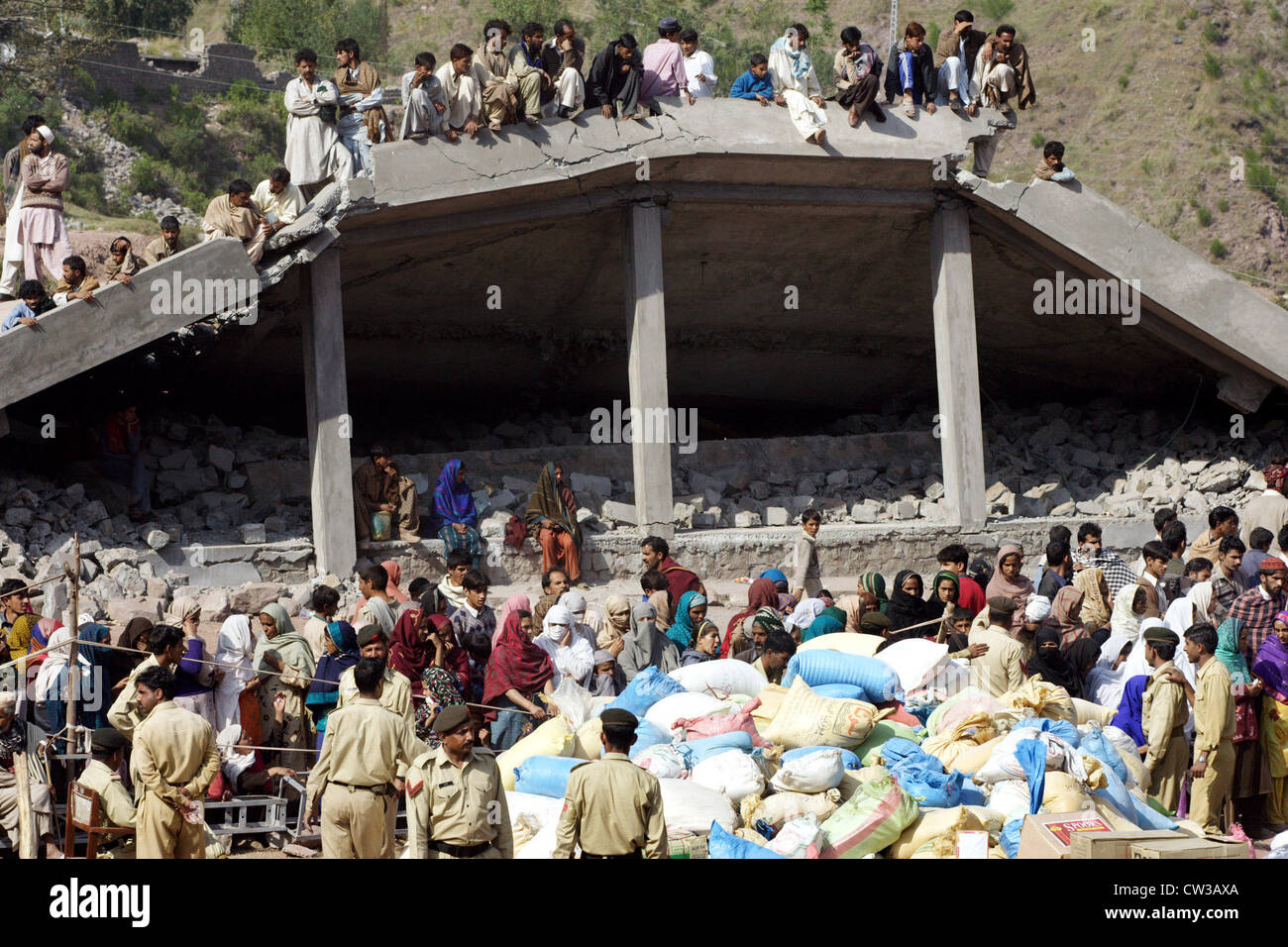 Hilfsgueterverteilung to earthquake victims in Pakistan Stock Photo