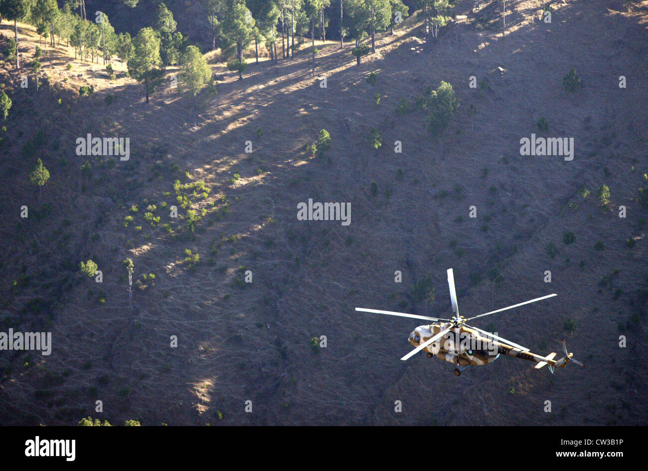 Militaerhubschrauber in Pakistan earthquake zone Stock Photo