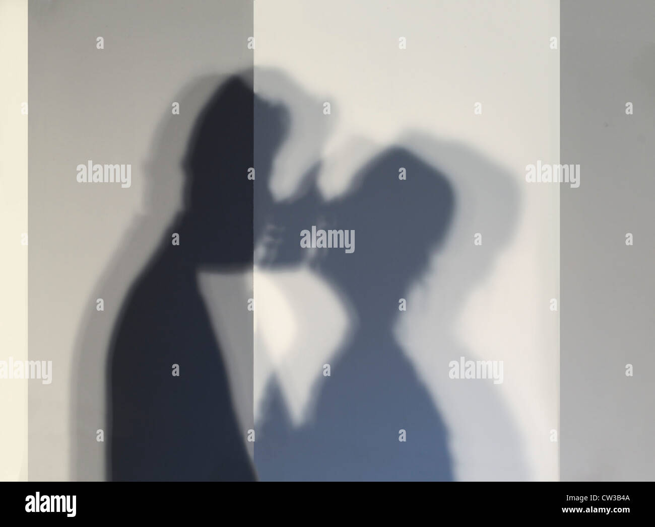 Kissing couples silhouette hi-res stock photography and images - Alamy