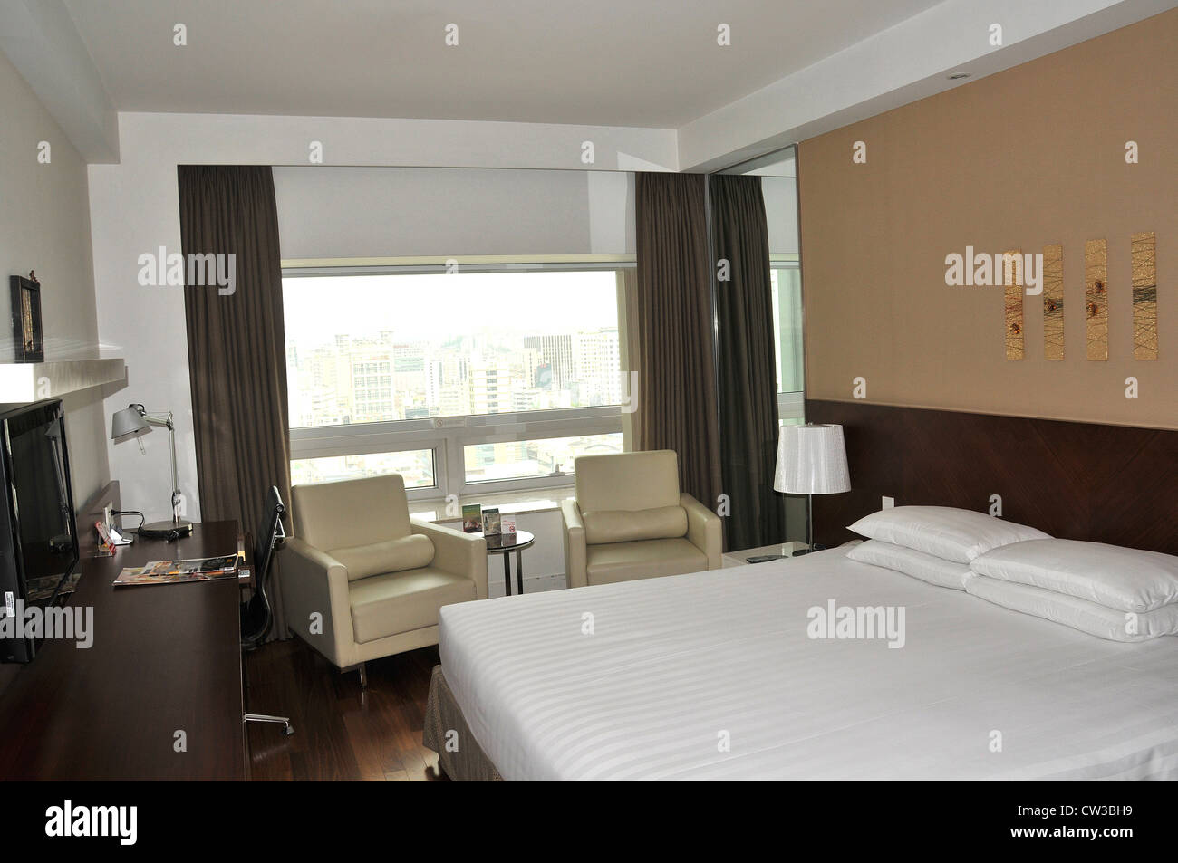 king seize bed in superior room of Best Western Kukdo hotel Seoul South  Korea Stock Photo - Alamy