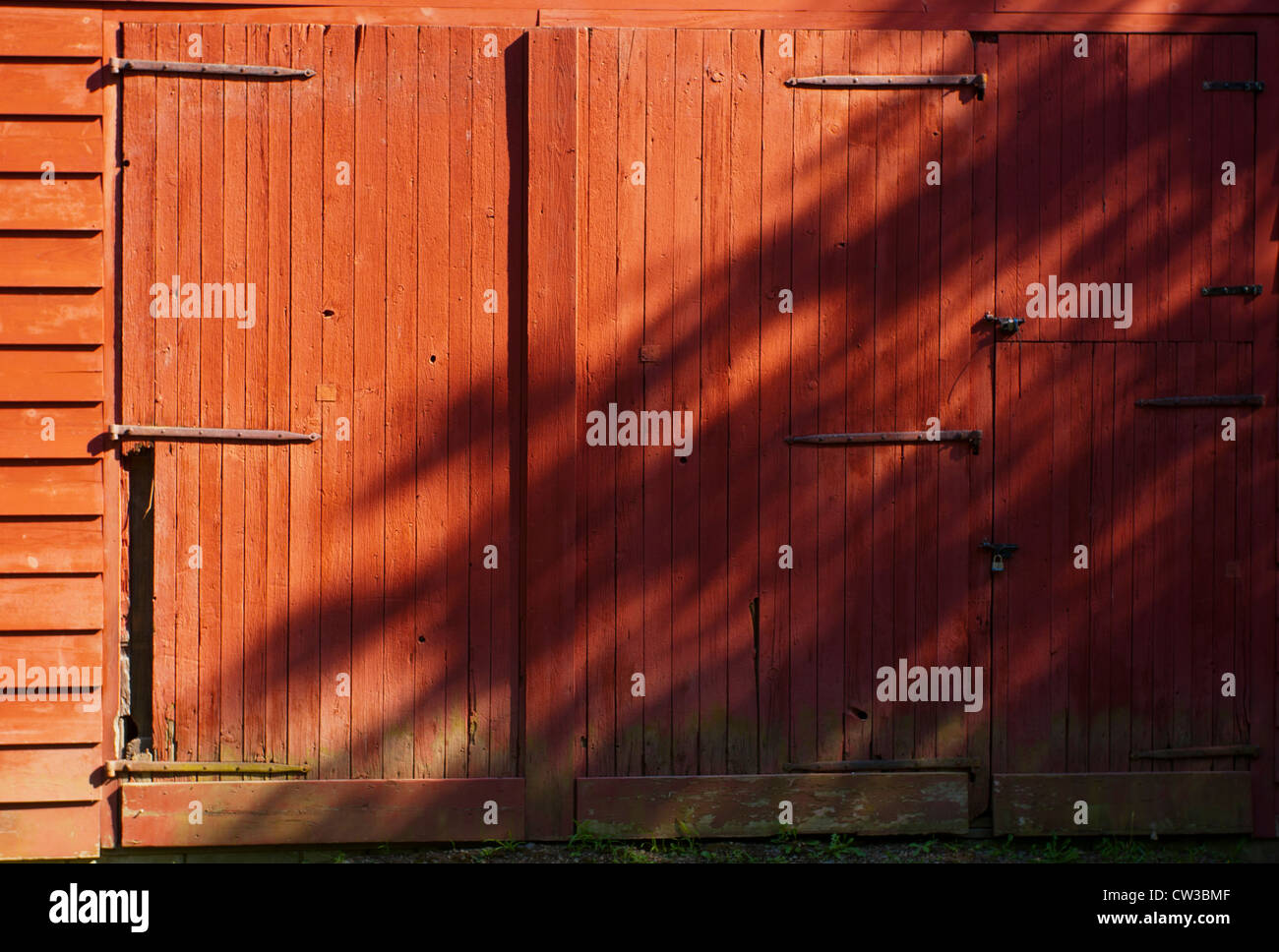 A red barn door Stock Photo Alamy