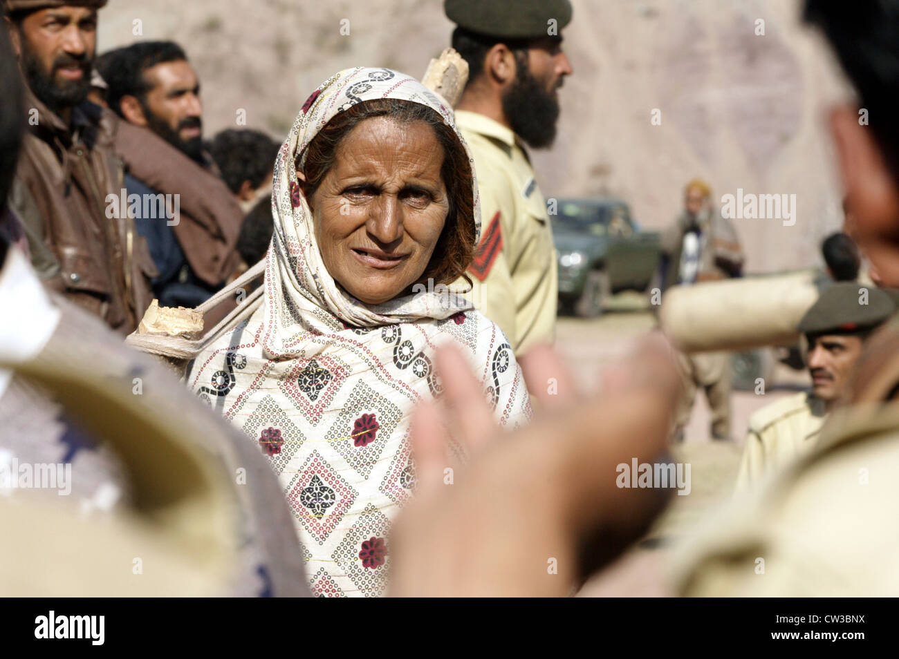 Hilfsgueterverteilung to earthquake victims in Pakistan Stock Photo