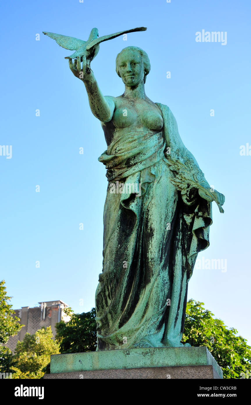 Brussels, Belgium. Statue of the Soldier Pigeon / au Pigeon Soldat in Square des Blindees Stock Photo