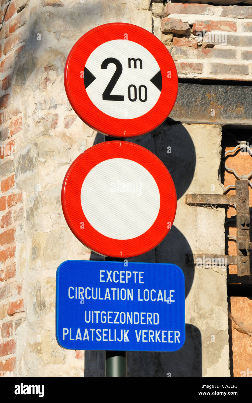Brussels, Belgium. Bilingual street sign; 2m width limit 'except for local traffic' Stock Photo