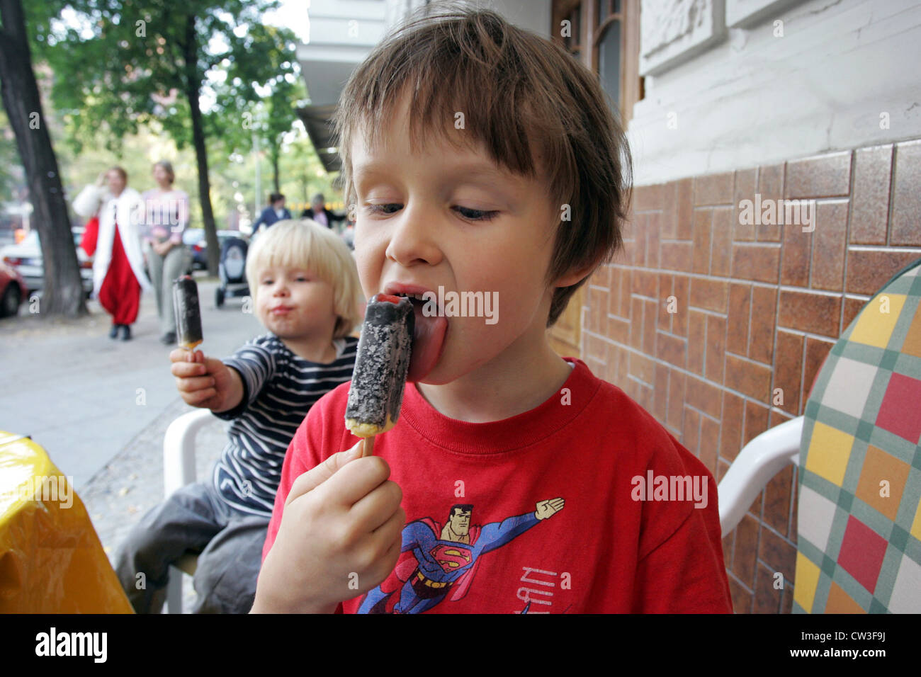 Eskimo children eat hi-res stock photography and images - Alamy