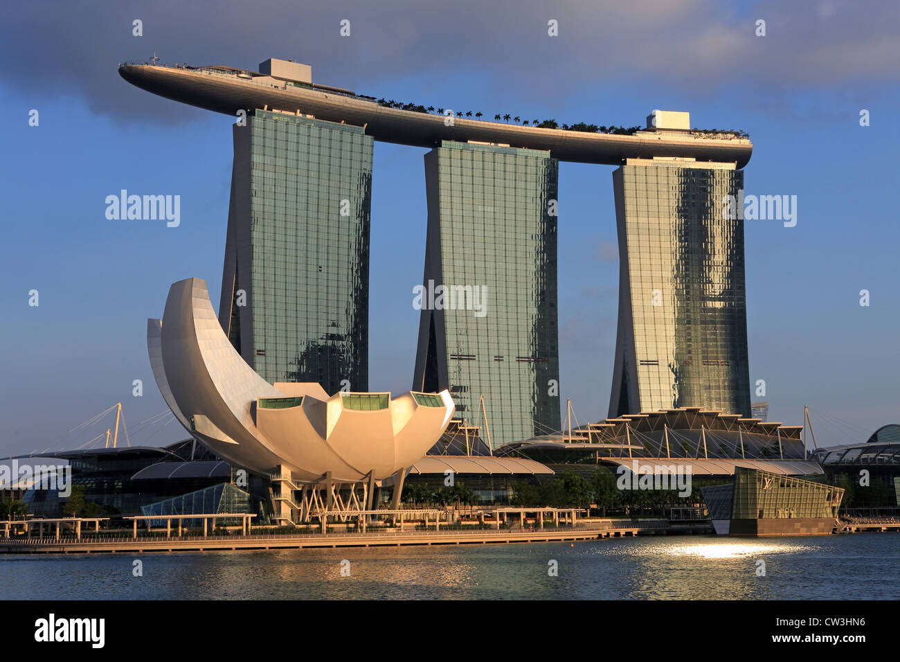 Singapore. Marina Bay Sands, huge hotel complex with 2.560 rooms, a casino  and a museum, facing Marina Bay. Here, the Louis Vuitton boutique at the bo  Stock Photo - Alamy