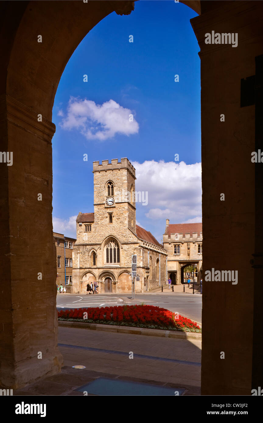 St. Nicholas' church, Abingdon-on-Thames, Oxfordshire, UK seen through archway of the County Hall museum Stock Photo