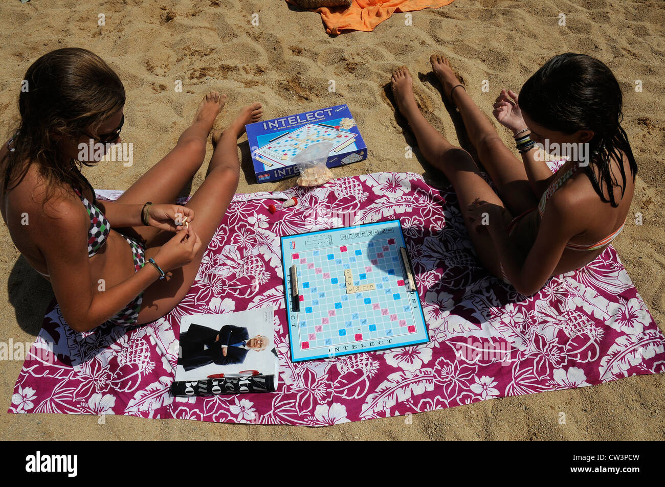 YOUNG GIRLS ON THE BEACH PLAYING INTELECT SANT FELIU DE GUIXOLS GIRONA CATALONIA SPAIN Stock Photo