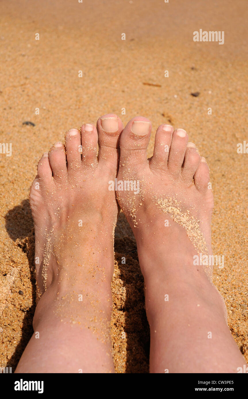 FOOT BEACH BODY FEET ON THE SAND Stock Photo - Alamy