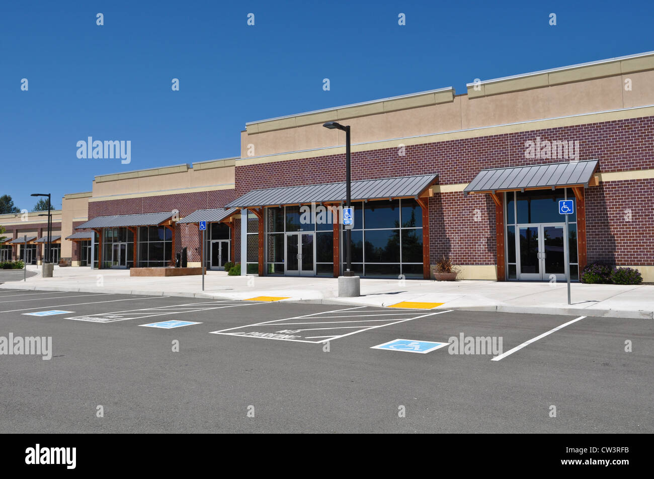 Streamwood, Illinois, USA. An empty parking lot provides a ghost town-like  appearance to a strip mall during the coronavirus pandemic Stock Photo -  Alamy