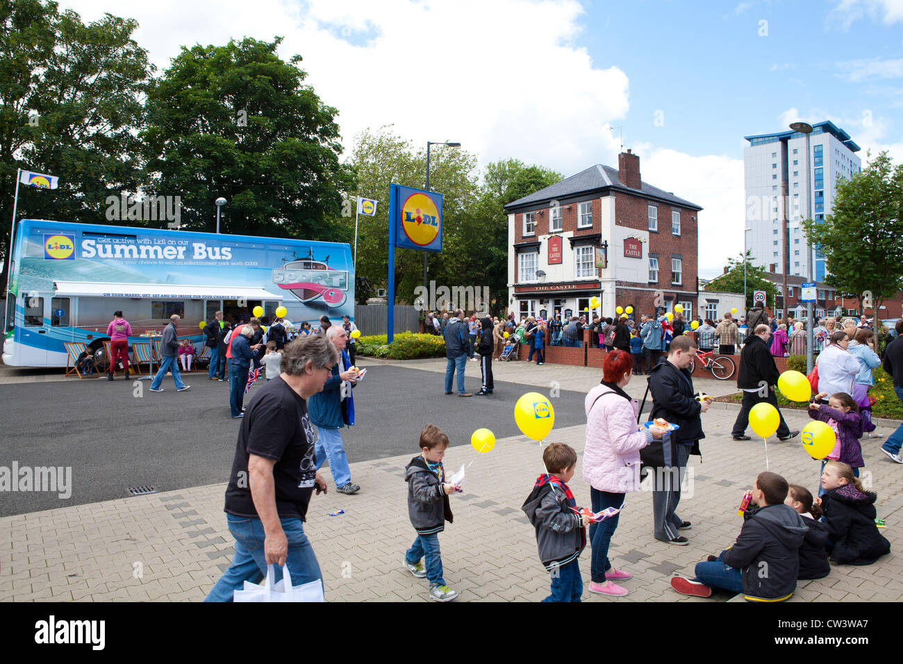 Crowds enjoy food and a party atmosphere at a Lidl supermarket in  Willenhall ahead of the passing of the Olympic Torch Stock Photo - Alamy