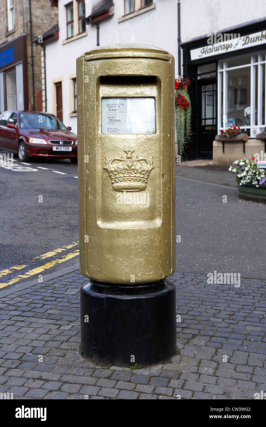 Dunblane postbox painted gold in honour of Andy Murrays gold medal in the London 2012 Olympic Games. The post box was vandalised Stock Photo