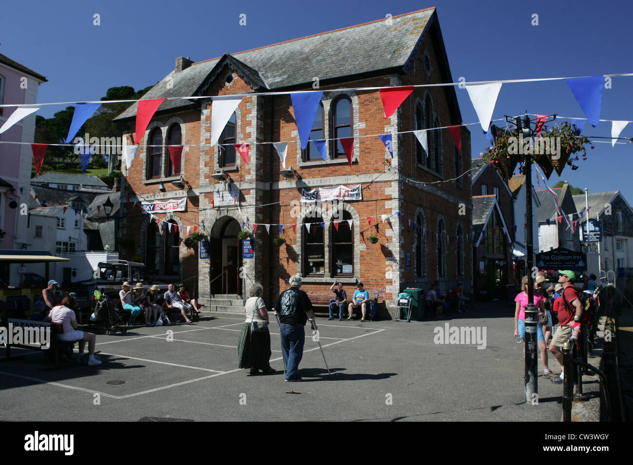 FOWEY, Cornwall - street scene showing pub near harbour Stock Photo