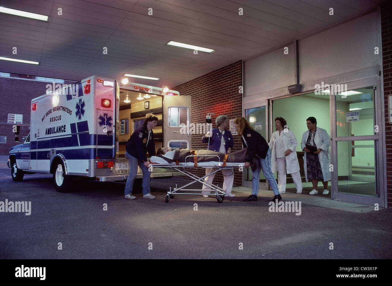 Paramedics with a stretcher hi-res stock photography and images - Alamy