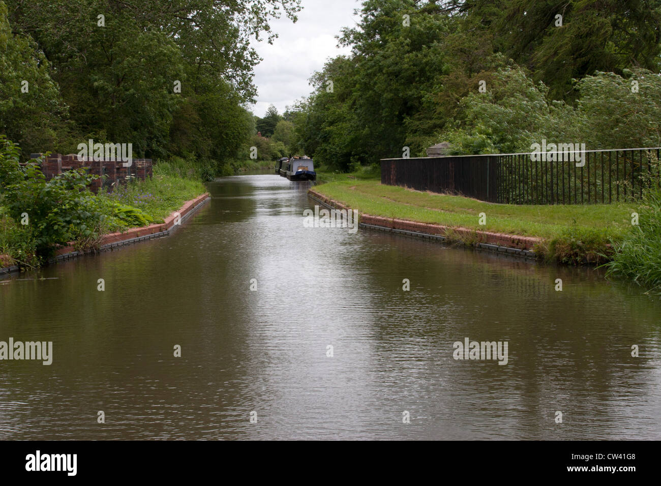 Oxford canal aqueduct between bridges 59 and 66 over the river Avon near Rugby. Stock Photo