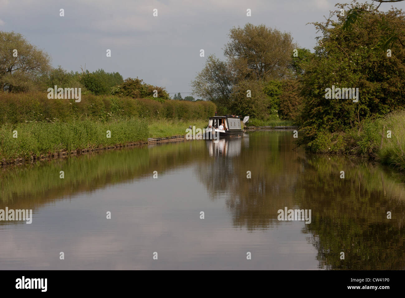 A narrow boat is moored, a couple sitting and looking at duck and ducklings, clothes on the line, Ashby canal Stock Photo