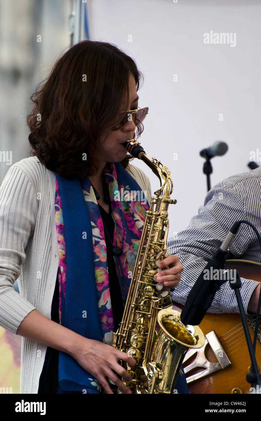 Edinburgh saxophone player hires stock photography and images Alamy