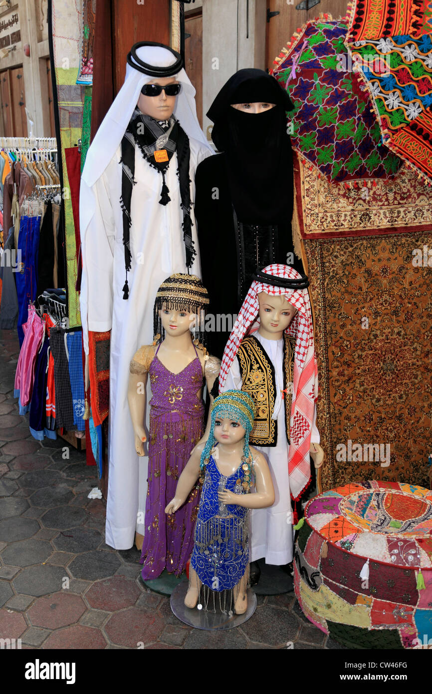Emirati dress hi-res stock photography and images - Alamy