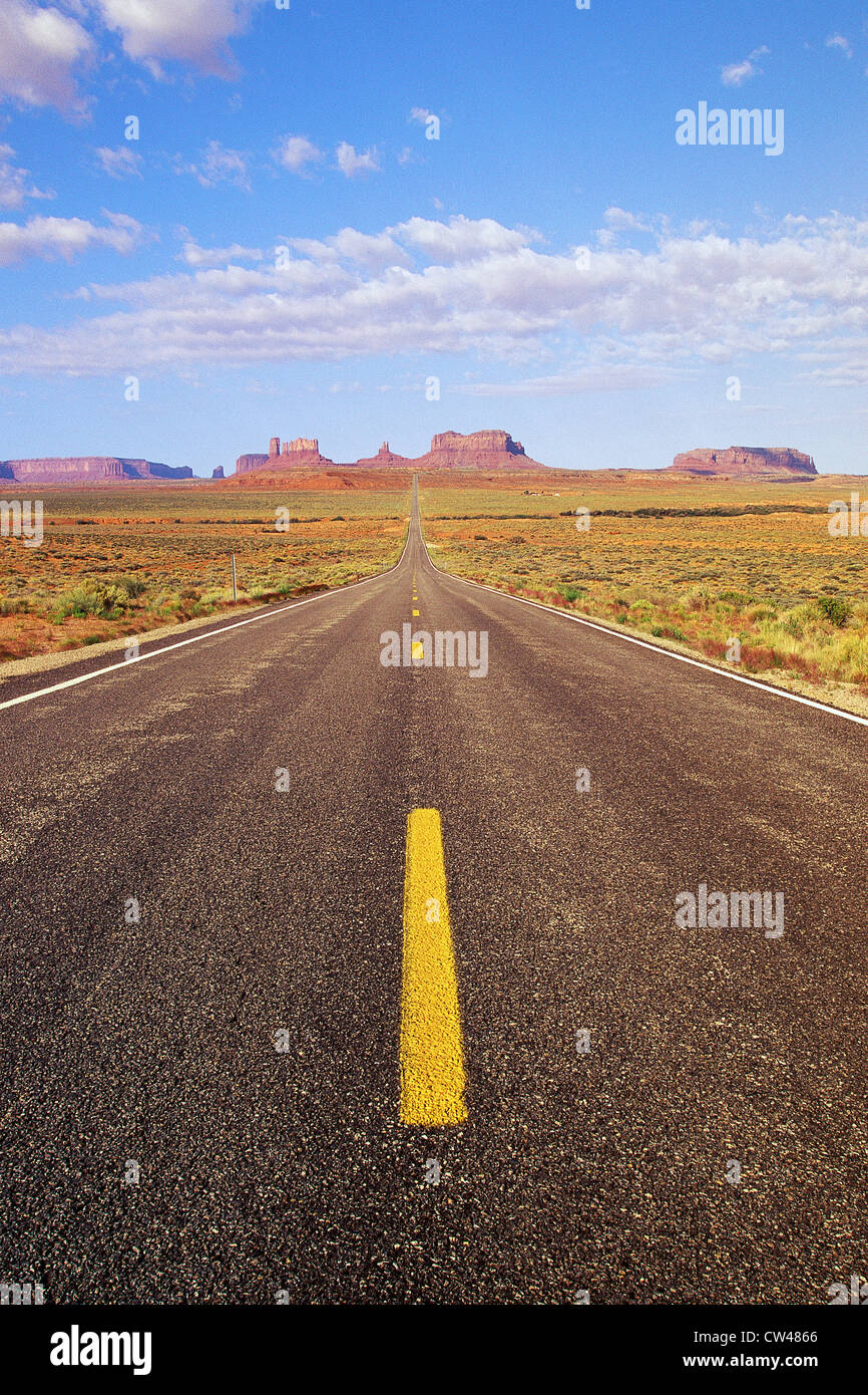Desert scenic road hi-res stock photography and images - Alamy
