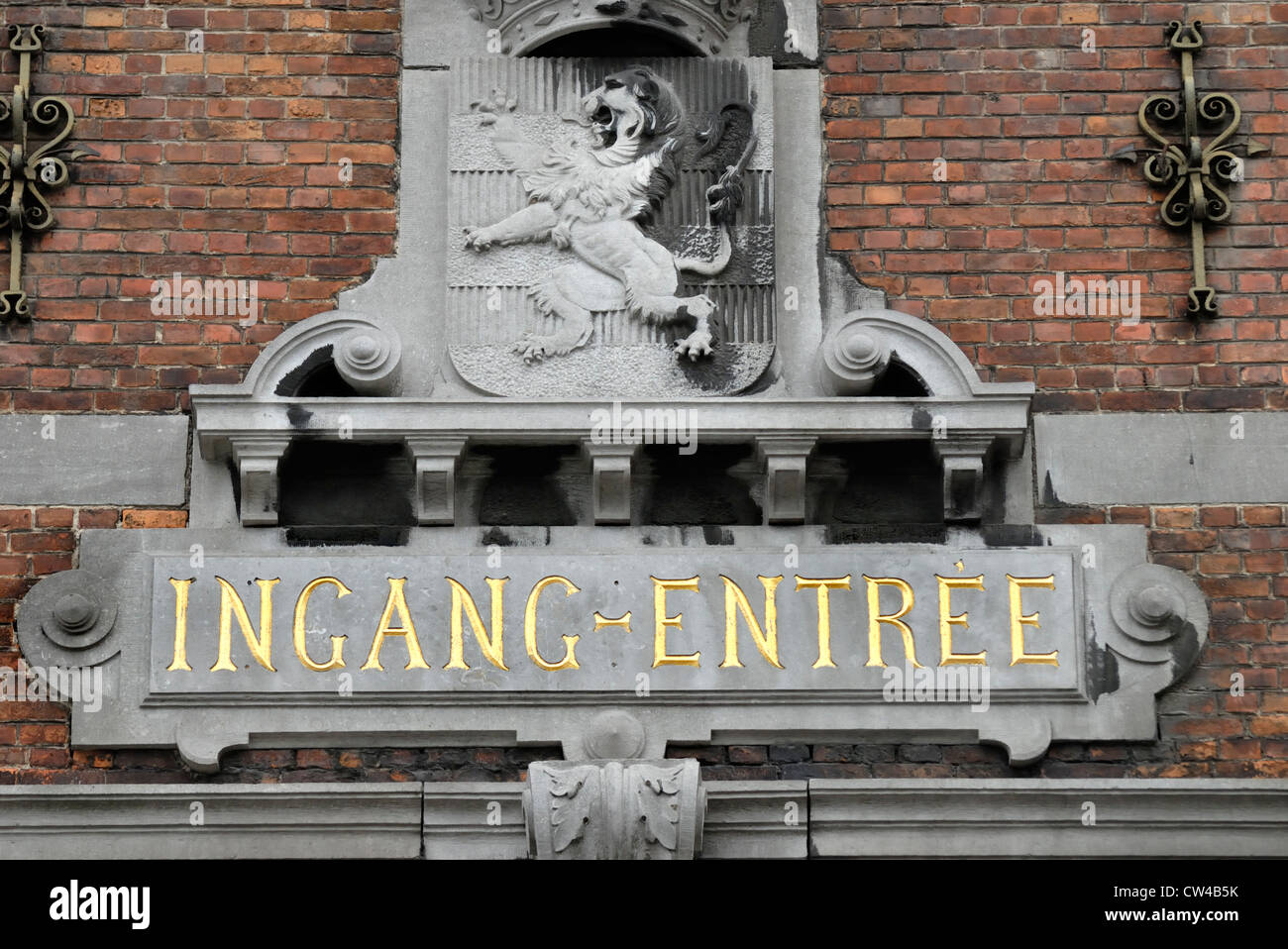Oudenaarde / Audenarde, Belgium. Bilingual 'entrance' sign on old railway station. Dutch - Ingang; French - Entree Stock Photo